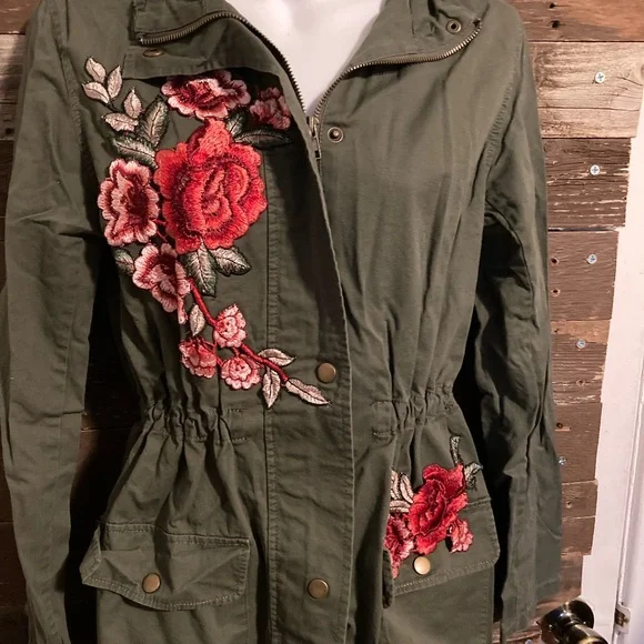 Army green, cinched waist jacket, with crocheted flower patches. - Picture 2 of 5